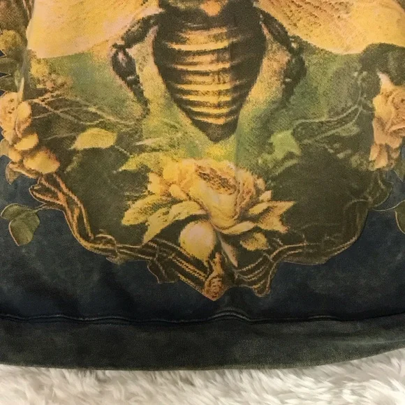 Jaded Gypsy
Green Sweatshirt with Bee and Floral Design - Picture 6 of 9